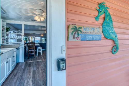 The Cotton Candy Beach House cottage - main image