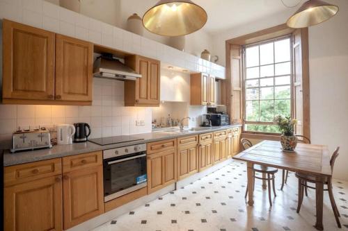Central Edinburgh 5-bedroom flat