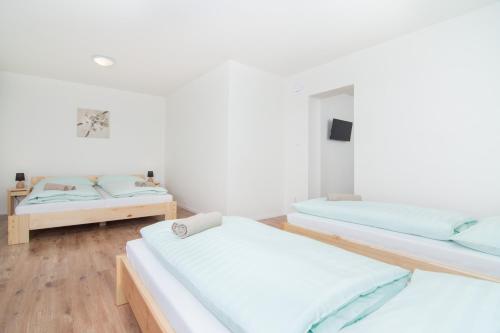 1 queen bed, 2 twin beds