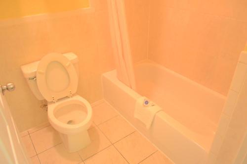Texan Inn & Suites - image 12