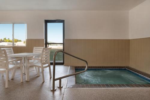 Super 8 by Wyndham Sioux Falls - image 13