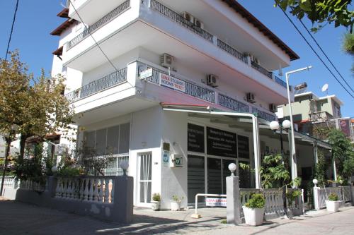 Lena Studios in, Ханиоти