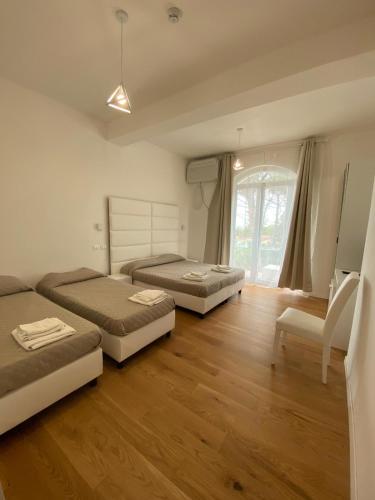 1 queen bed, 2 twin beds