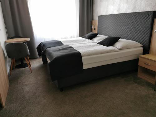 1 king bed, 1 twin bed