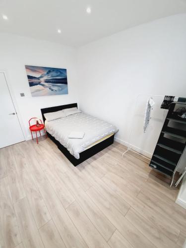Southend - Westcliff Apartments & Studios - image 9