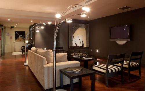 Hotel Moderno Puerta del Sol - image 2