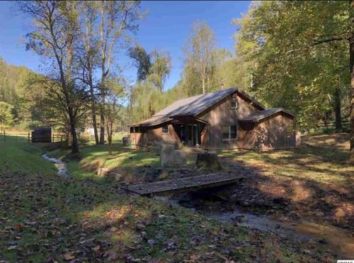 The Hillbilly Hideaway with Hot Tub, Creek, & Outdoor Games in Sevierville, USA