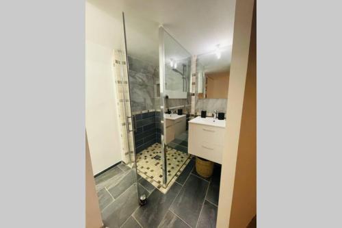Apptment Cosy avec Jacuzzi sur Terrasse et Parking Proche RER