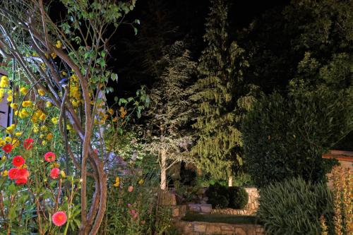 maison en pierre dans un écrin de verdure