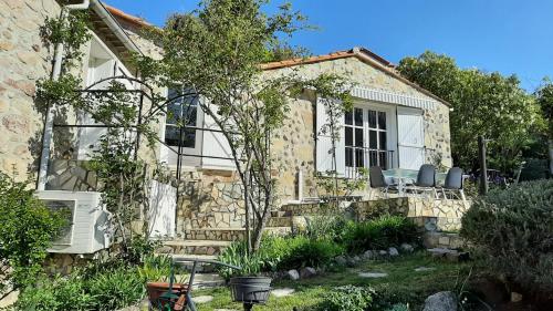 maison en pierre dans un écrin de verdure