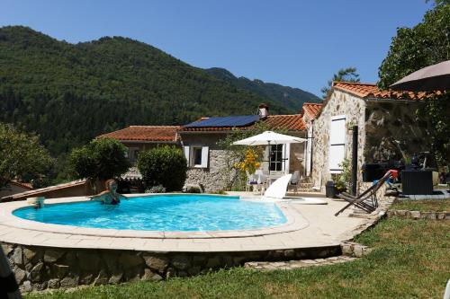 maison en pierre dans un écrin de verdure