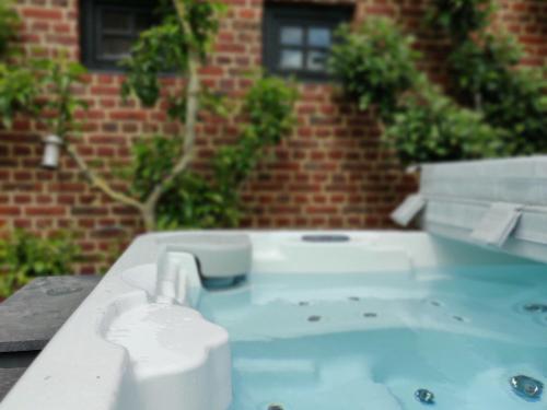 Holiday home in West Flanders with garden and bubble bath