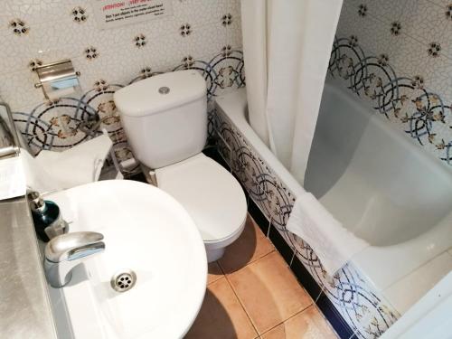 Double Room with Balcony image 7