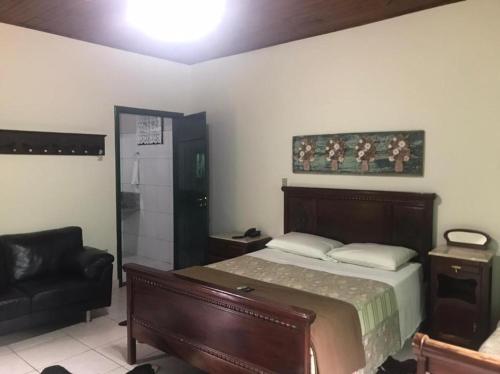 1 queen bed, 2 twin beds