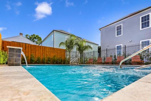 Hosteeva Luxury Condo Steps to St Charles Ave & Close to FQ - image 5