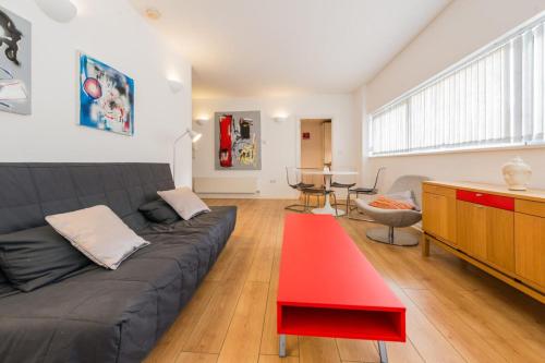Amazing Modern 2-Bed Next To Tube In East London