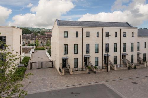 Modern 2 Bedroom Flat Just10 Minute Walk Away From the City Centre
