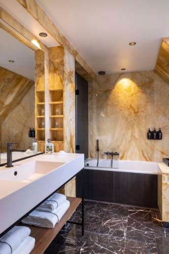 Bathroom, Victoria Palace Hotel in Quartier Saint-Germain-des-Prés - Luxembourg