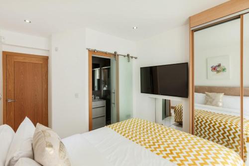 Chic 2 Bedroom 2 Bath Flat 5 minutes Walk to Oxford Street