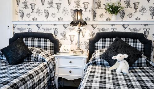 2 twin beds