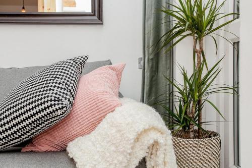Modern Central 1BD Flat in Clerkenwell - sleeps 4! - main image