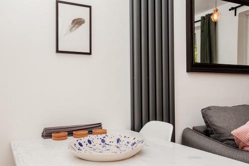 Modern Central 1BD Flat in Clerkenwell - sleeps 4! - image 6