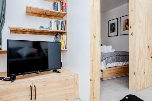 Modern Central 1BD Flat in Clerkenwell - sleeps 4! - image 9