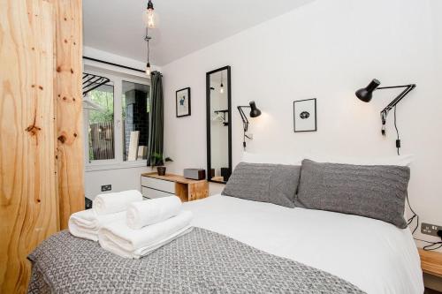 Modern Central 1BD Flat in Clerkenwell - sleeps 4! - image 3
