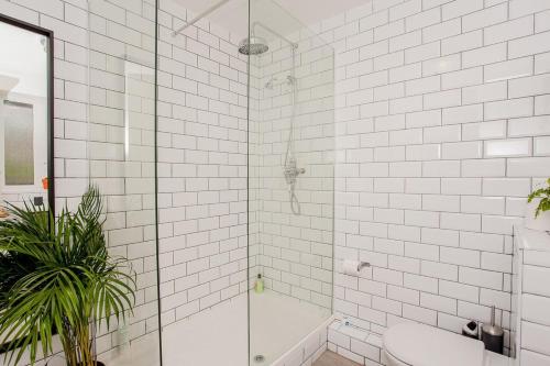 Modern Central 1BD Flat in Clerkenwell - sleeps 4! - image 5