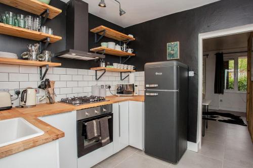 Modern Central 1BD Flat in Clerkenwell - sleeps 4! - image 7
