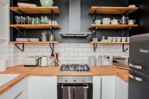 Modern Central 1BD Flat in Clerkenwell - sleeps 4! - image 4