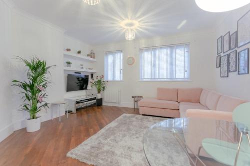 Bright And Refurbished 2 Bedroom Flat In Haggerston, Shoreditch, London