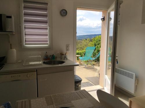 House with one bedroom in Ansouis with wonderful mountain view shared pool enclosed garden 60 km from the beach - image 3