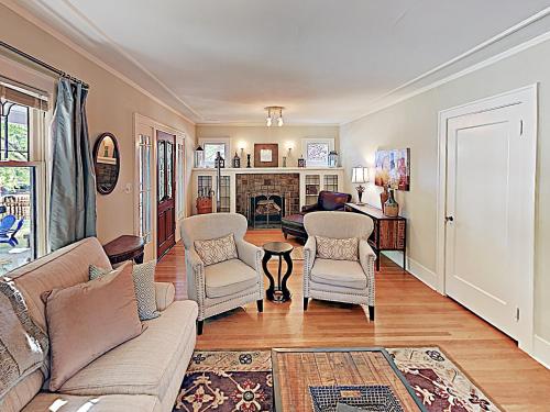 New Listing! Lovely & Spacious Home Near Lake home - image 2