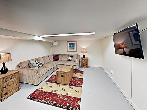 New Listing! Lovely & Spacious Home Near Lake home - image 7