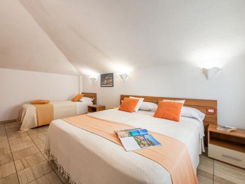 4 twin beds