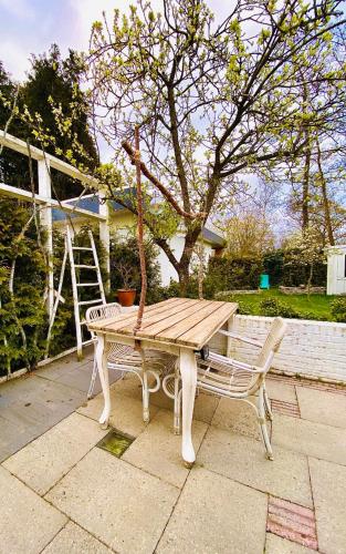 De Tuinkamer-----Privé diner op de kamer mogelijk!!! (De Tuinkamer-----Prive diner op de kamer mogelijk!!!) in 胡吉文