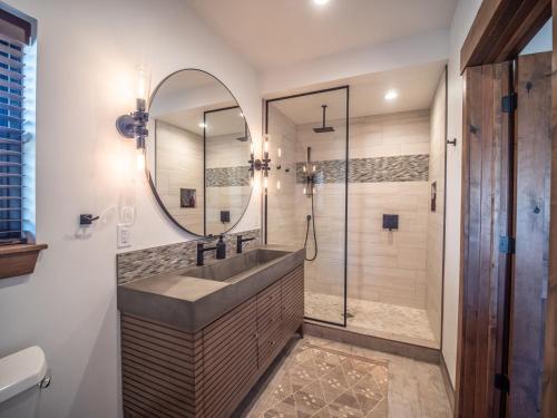 Anglers Paradise - Located on Lake Estes, Fireplace, Two Large Patios, and Private Jacuzzi detail