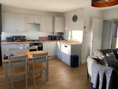 Bay - Brambles Chine, Colwell Bay, Nr Yarmouth - 5 star WiFi - Short walk to The Hut and beach - Ferry offers, Freshwater