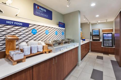 อาหารและเครื่องดื่ม, Holiday Inn Express Detroit-Warren/General Motors Technology Center By IHG in วอร์เรน (MI)