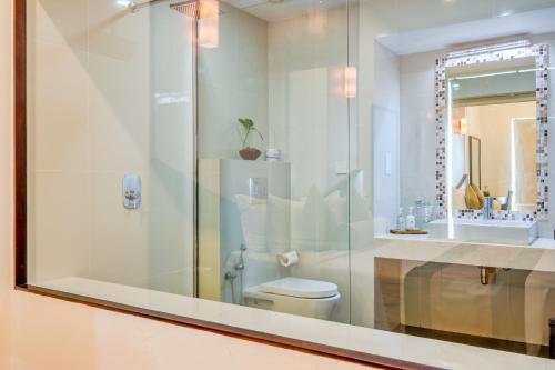 Deluxe Double Room with Sea View image 5