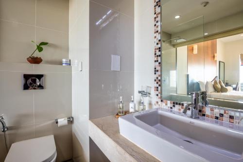 Deluxe Double Room with Sea View image 3