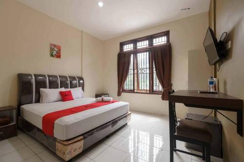 RedDoorz near RS Adam Malik Medan 2 in Medan Tuntungan