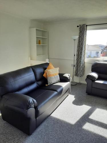 2 Storey 3 Bedroom Chalet -Outdoor Swimming Pool - sleeps up to 6 - 5 min walk to the Beach, near Broads and Great Yarmouth