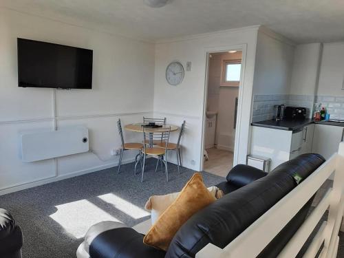 Outstanding 3 Bedroom Chalet 5 min walk to the Beach, near Broads and Great Yarmouth