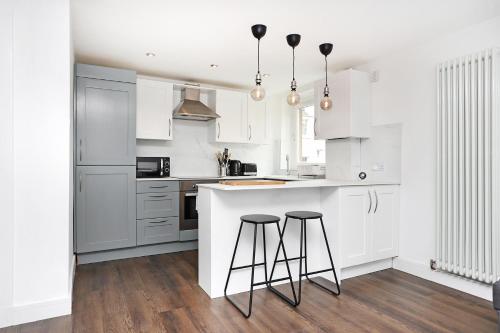 Contemporary Royal Mile Apartment with Balcony - image 14