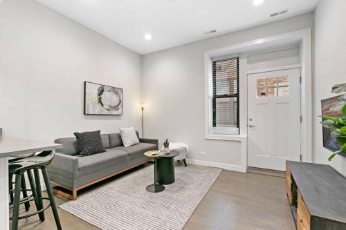 Trendy 2BR Urban Retreat - Division 102W - Apartment - Chicago