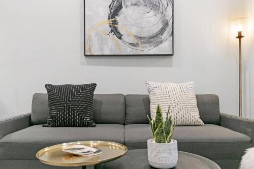 2BR Walk to Shops, In-Unit Laundry, Full Kitchen