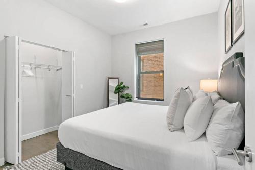 Bustling City Home 2BR near Shops & Tourist Spots - image 6