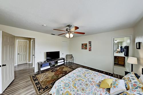 Charming Fulton Getaway Firepit & Walkable Locale home - image 8